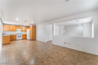 10667 April Rose Ct in Las Vegas, NV - Building Photo - Building Photo
