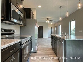 3 Bed 2.5 Bath Townhome w/ Two-Stall Garage in Western SF in Sioux Falls, SD - Building Photo - Building Photo