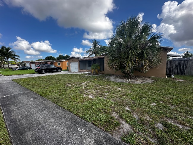 6711 NW 1st Ct in Margate, FL - Foto de edificio - Building Photo