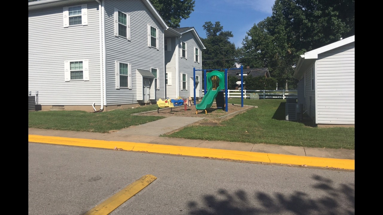 Cambria Counryside Village in Cambria, IL - Building Photo