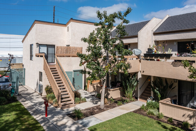 Wallace Court Apartments in Costa Mesa, CA - Building Photo - Building Photo