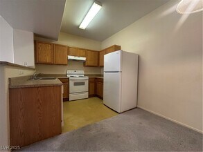 2011 Sue Ct in Las Vegas, NV - Building Photo - Building Photo