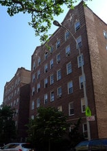 35-05 72nd St in Jackson Heights, NY - Foto de edificio - Building Photo