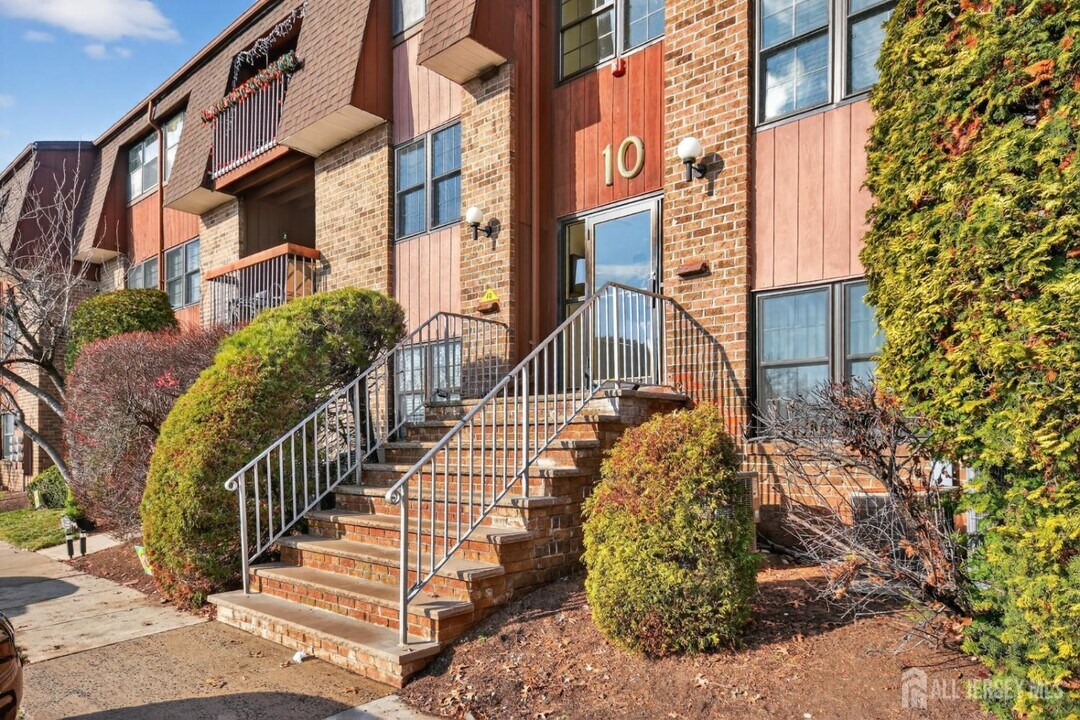 111 Keystone Ct in Woodbridge, NJ - Building Photo