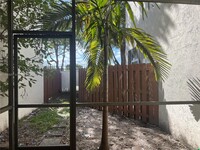 325 Ives Dairy Rd in Miami, FL - Building Photo - Building Photo