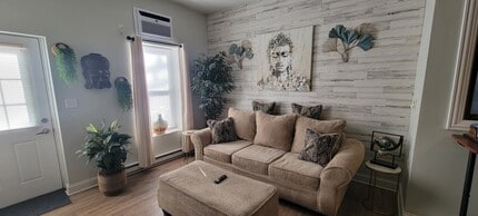 132 N 3rd St, Unit 2 in Dekalb, IL - Foto de edificio - Building Photo