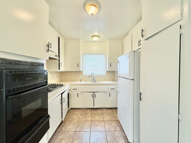 214 E Hazel St in Inglewood, CA - Building Photo - Building Photo