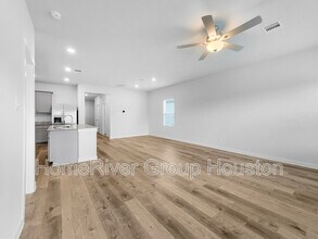 10750 Red Flagstone Dr in Cut And Shoot, TX - Foto de edificio - Building Photo