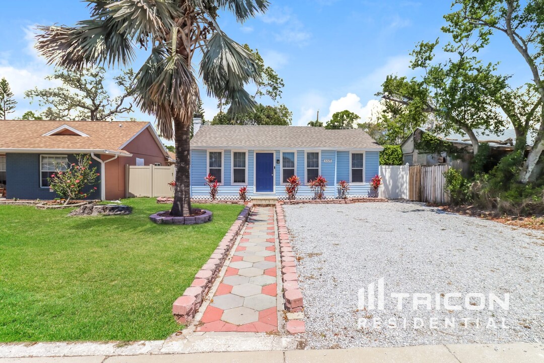 5225 9th Ave S in Gulfport, FL - Building Photo