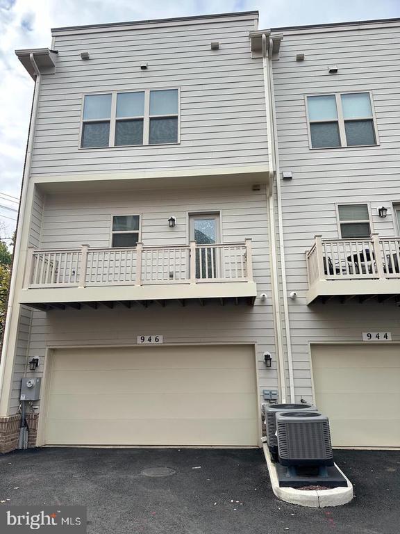 property at 946 Hts Aly SE