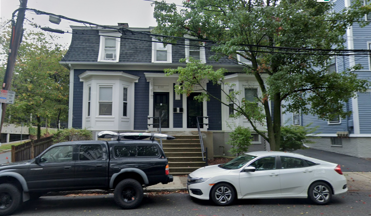 200 Banks St, Unit 1 in Cambridge, MA - Building Photo