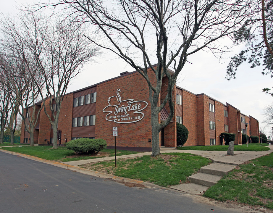 Swan Lake Luxury Apartments in Dayton, OH - Building Photo