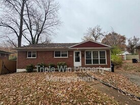 8000 Noel Ct in University City, MO - Building Photo