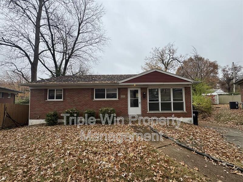 8000 Noel Ct in University City, MO - Building Photo