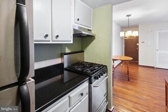 328 Queen St in Philadelphia, PA - Building Photo - Building Photo