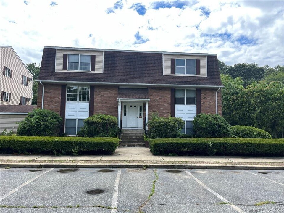 302 Boston Post Rd in Waterford, CT - Building Photo