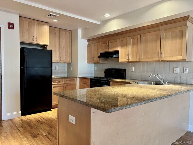 2 E Main St in Oyster Bay, NY - Building Photo - Building Photo