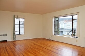 2363-2371 SW Cedar St in Portland, OR - Foto de edificio - Building Photo