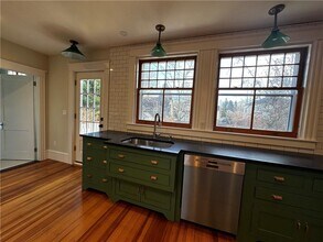 100 Maple Ave in Barrington, RI - Building Photo - Building Photo