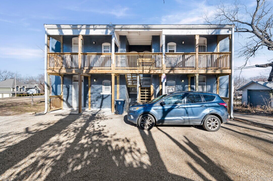 2207 E 24th Ter, Unit B in Kansas City, MO - Foto de edificio