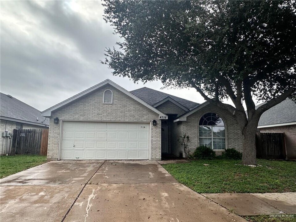 4318 N 27th Ln in McAllen, TX - Foto de edificio