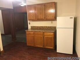 96 Maple St, Unit b in Malden, MA - Building Photo