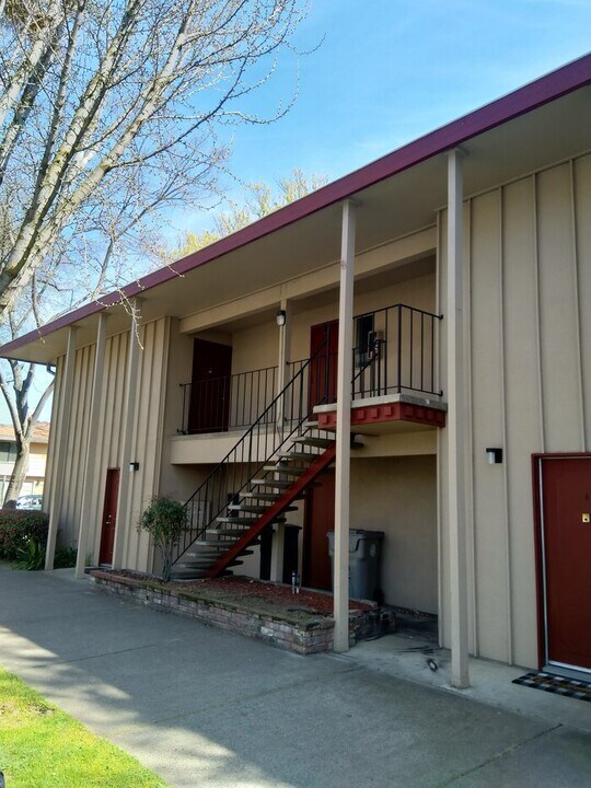 805 18th St-Unit -Apt B in Sacramento, CA - Building Photo