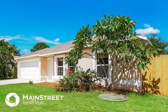 615 NW North Macedo Blvd in Port St. Lucie, FL - Foto de edificio - Building Photo