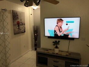 37 W 11th St-Unit -203 in Hialeah, FL - Building Photo - Building Photo