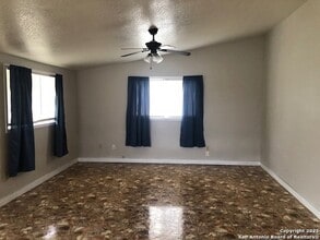 50140 I-10 in Comfort, TX - Foto de edificio - Building Photo