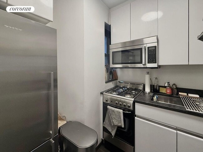 339 E 57th St in New York, NY - Building Photo - Building Photo
