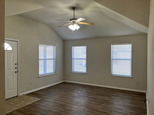 1206 Maverick Trail in McGregor, TX - Building Photo - Building Photo