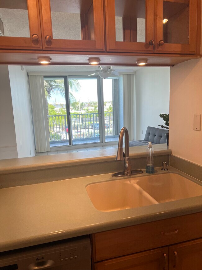 3312 Northside Dr, Unit 302 in Key West, FL - Foto de edificio - Building Photo