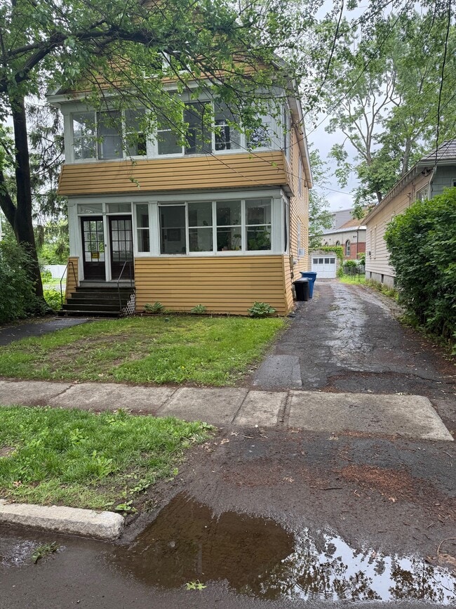 65 Ten Eyck Ave, Unit 2
