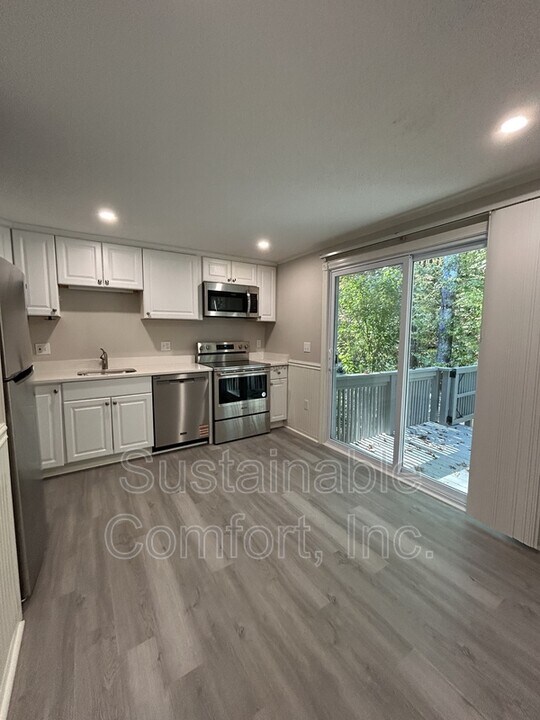 270 Sunderland Rd in Worcester, MA - Building Photo