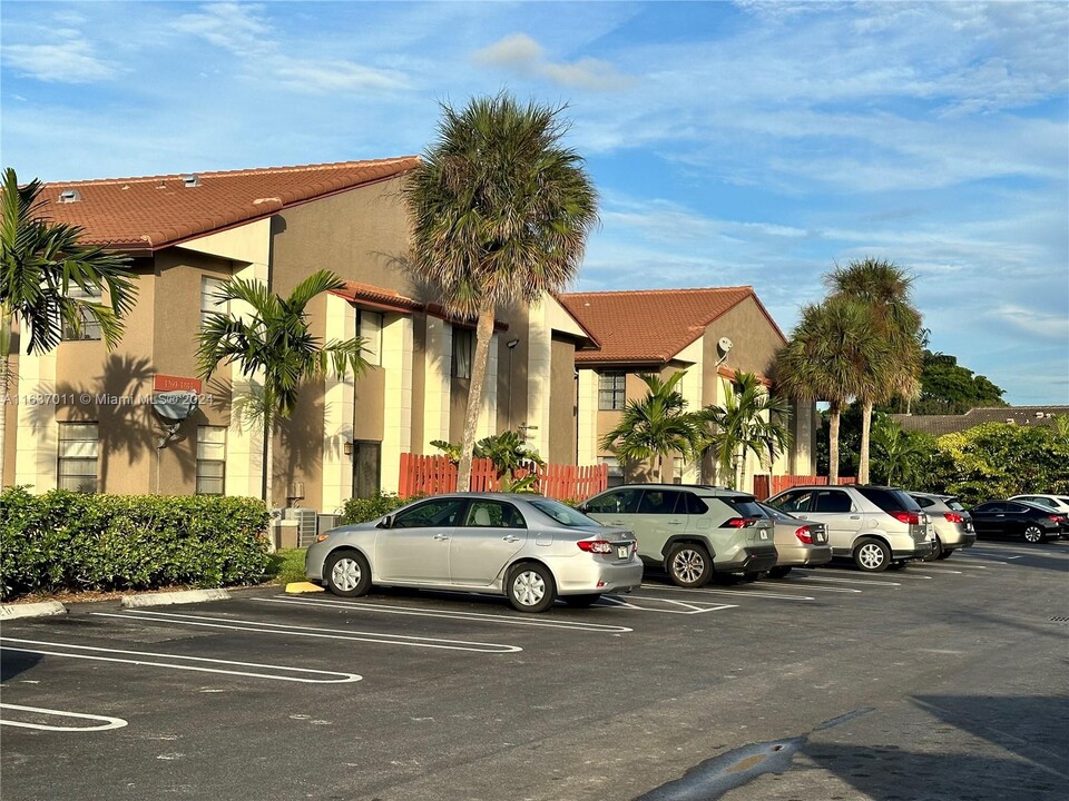 3261 Coral Ridge Dr, Unit 3 BEDROOM in Coral Springs, FL - Foto de edificio