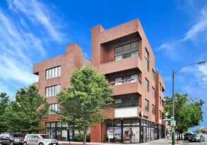 2402 W McLean Ave in Chicago, IL - Building Photo