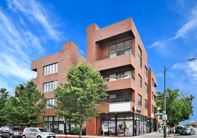 2402 W McLean Ave in Chicago, IL - Building Photo