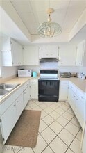 300 Valley Stream Dr in Naples, FL - Building Photo - Building Photo