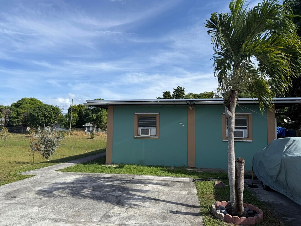 229 NW 15th Ave in Delray Beach, FL - Building Photo