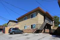 3204-3330 Highland Ave in San Diego, CA - Foto de edificio - Building Photo