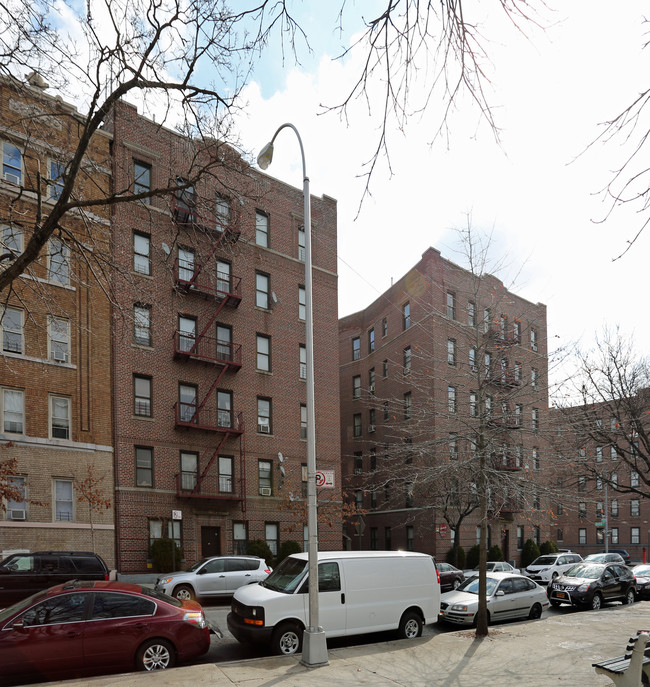 375 E Mosholu Pky N in Bronx, NY - Foto de edificio - Building Photo