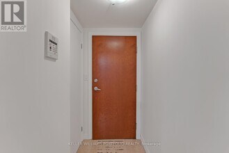 300-300 Bloor St E in Toronto, ON - Building Photo - Building Photo