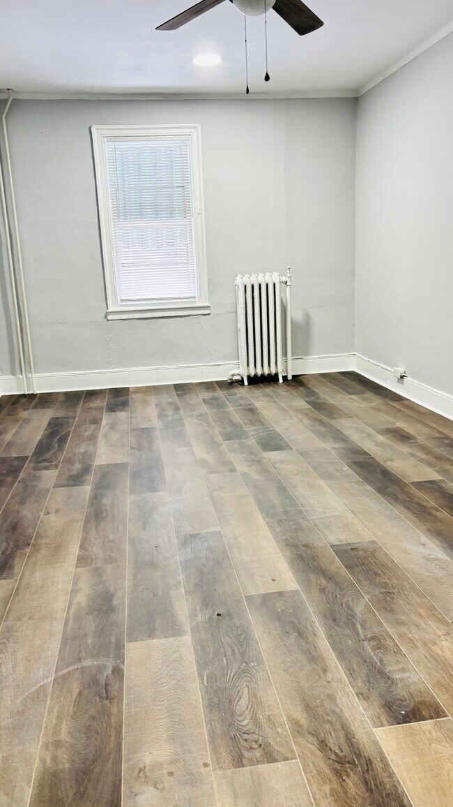 57 Bridge St, Unit B in Milford, NJ - Foto de edificio - Building Photo