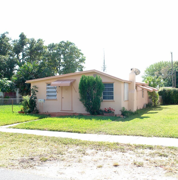 37 SW 12th St in Dania Beach, FL - Building Photo