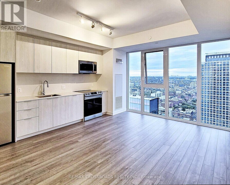 357-4357 King St W in Toronto, ON - Building Photo