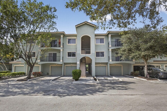 340 Crestwood Cir in Royal Palm Beach, FL - Building Photo - Building Photo