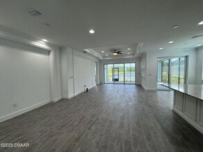 725 Margaritaville Ave in Daytona Beach, FL - Foto de edificio - Building Photo