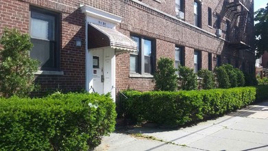 100 Marine Ave in Brooklyn, NY - Foto de edificio - Building Photo