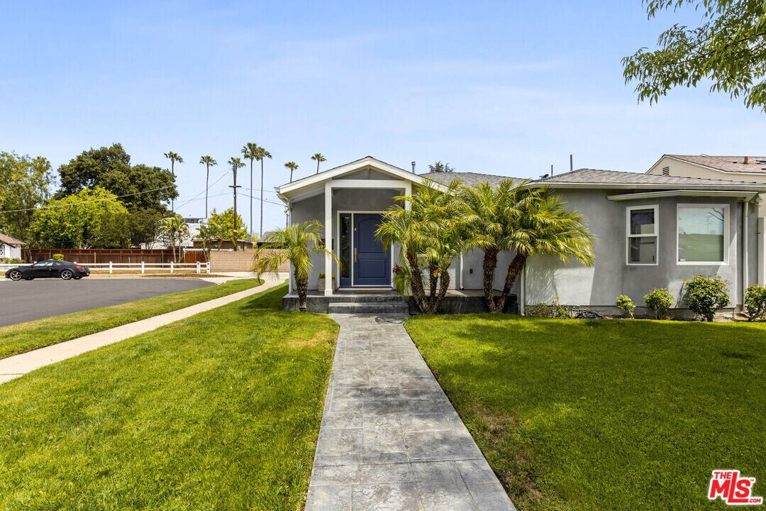 12327 Hatteras St in Los Angeles, CA - Building Photo